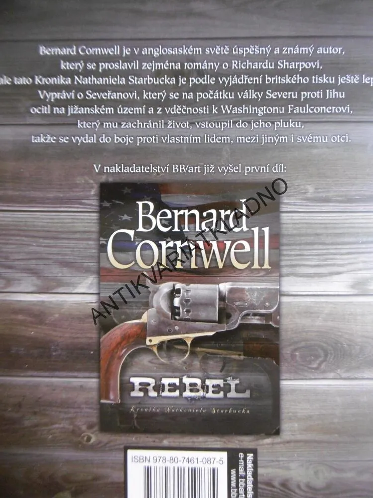 ZRÁDCE, BERNARD CORNWELL, **an