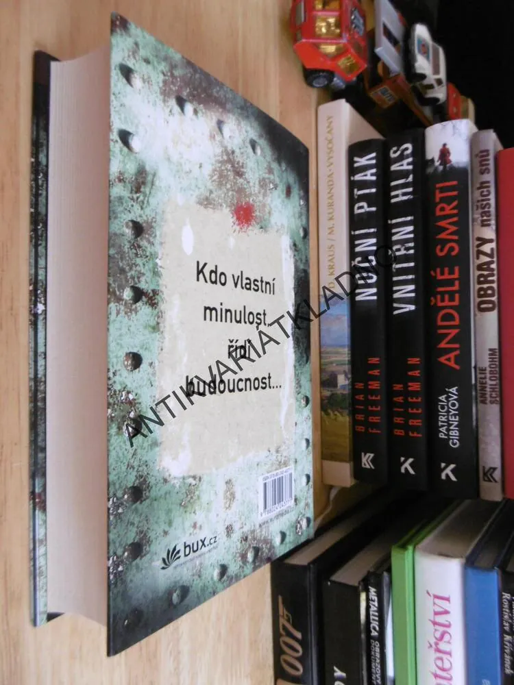 BUBBLE, PŘED REALITOU SE NESCHOVÁTE, ANDERS DE LA MOTTE, **an