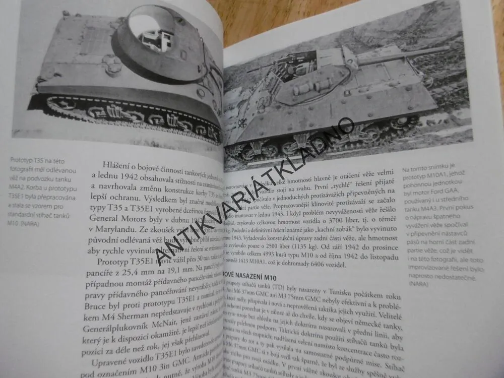 STÍHAČ TANKŮ M10 VS ÚTOČNÉ DĚLO STUG III, NĚMECKO 1944, ZALOGA, **an