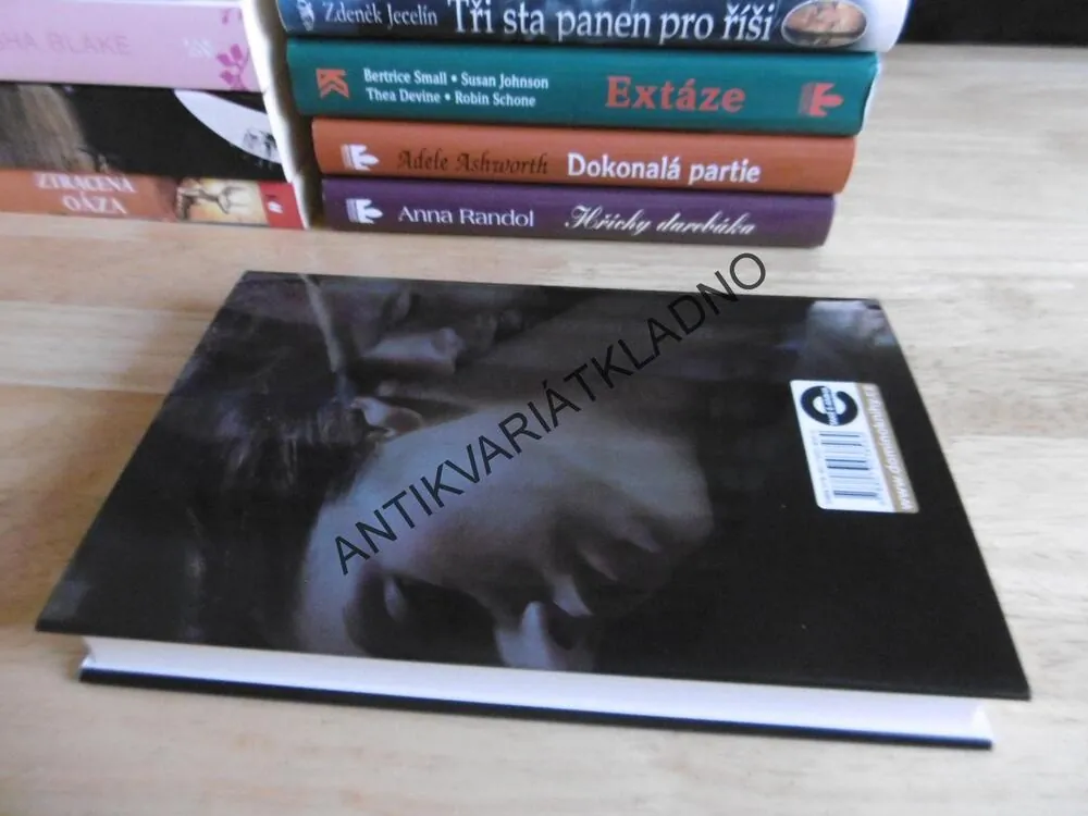 PLETICHY KRÁSNÉHO VÉVODY, LAURA LEE GUHRKE, **an
