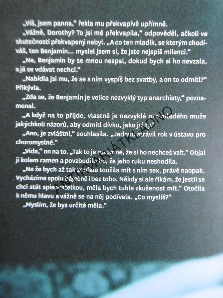 VÝKVĚT MUŽSTVÍ, DAVID LODGE, **an