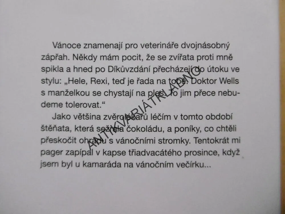 VŠICHNI MÍ PACIENTI KOPOU A KOUŠOU, JEFF WELLS, VETERINÁř, VETERINÁRNÍ KLINIKa, veterina, **an