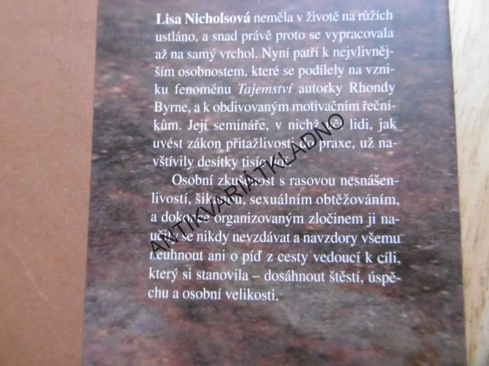 NAVZDORY VŠEMU, LISA NICHOLSOVÁ, KLÍČ K ZÁKONU PŘITAŽLIVOSTI