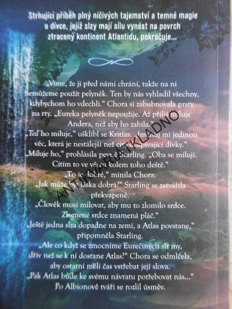 VODOPÁD, LAUREN KATEOVÁ, **an