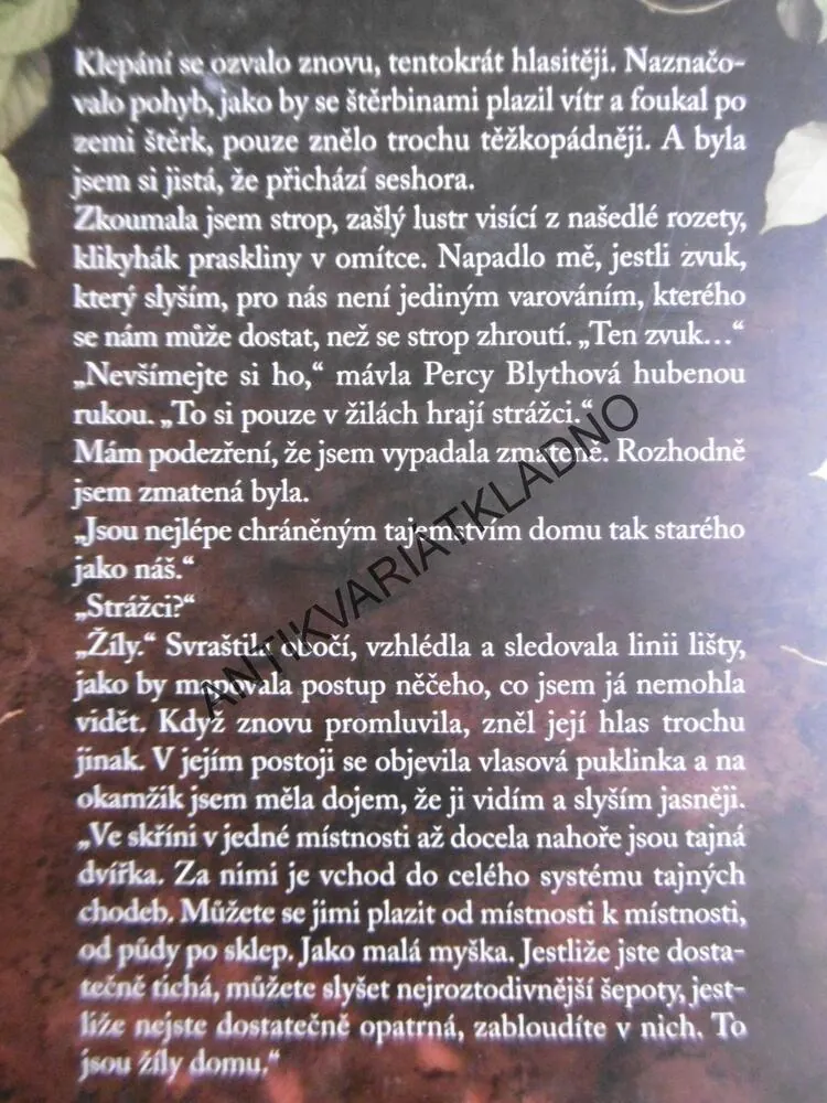 ŠEPOT VZDÁLENÝCH CHVIL, KATE MORTONOVÁ, **an