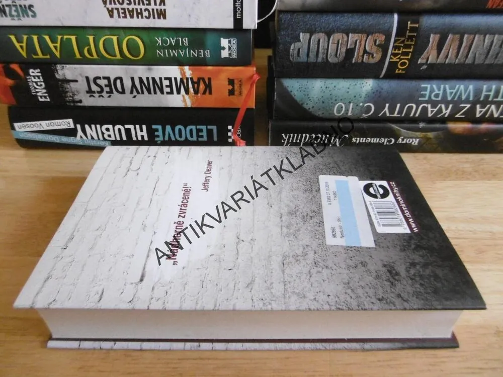 ČTVRTÁ OPICE, J.D. BARKER, **an