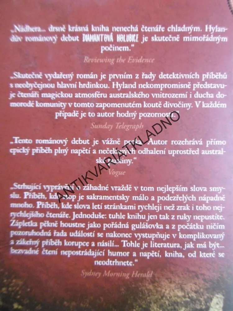 DIAMANTOVÁ HOLUBICE, ADRIAN HYLAND, **an
