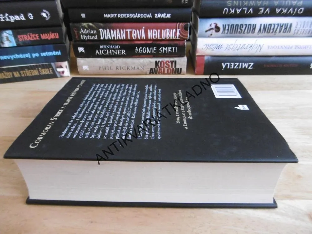 VE SLUŽBÁCH ZLA, ROBERT GALBRAITH (J.K. ROWLINGOVÁ) **an