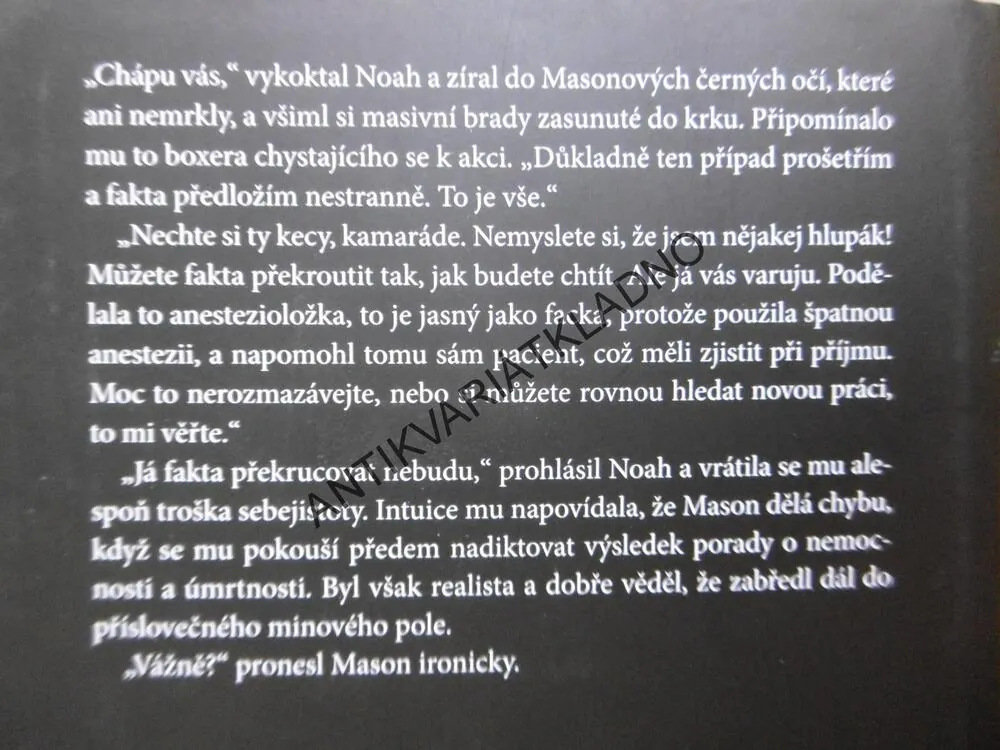 ŠARLATÁNI, ROBIN COOK, **an