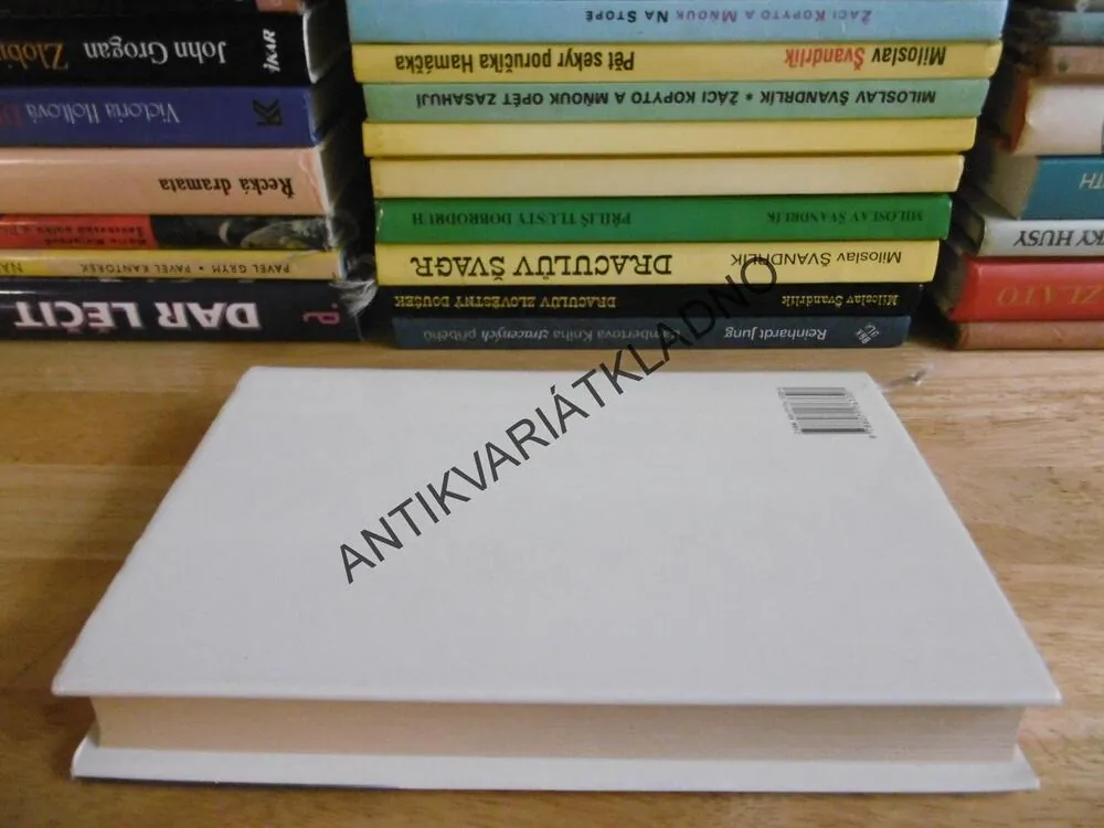 ZVĚROLÉKAŘ A JEHO PŘÁTELÉ, JAMES HERRIOT, **an