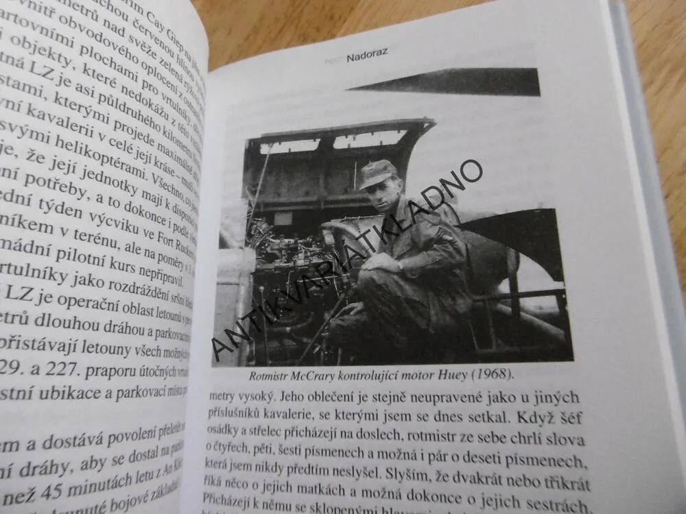 NADORAZ, TOM A. JOHNSON, VZPOMÍNKY PILOTA VRTULNÍKU HUEY Z VIETNAMSKÉ VÁLKY, **an