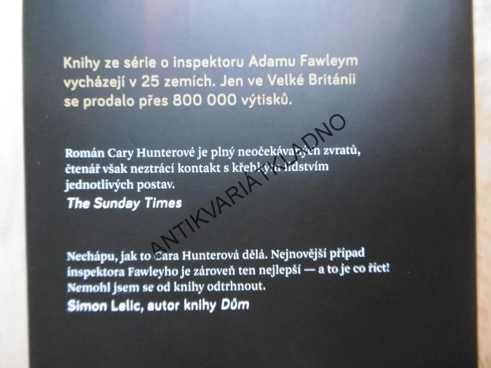NENÍ ÚNIKU, CARA HUNTEROVÁ, **an