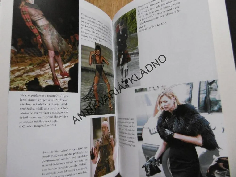 CHAMPAGNE SUPERNOVY, KATE MOSSOVÁ, ALEX. MCQUEEN, MARC JACOBS, **an