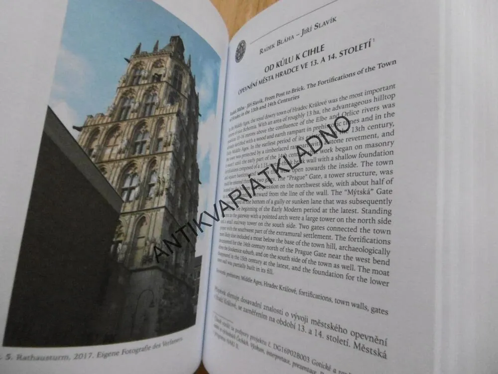 DOCUMENTA PRAGENSIA XXXVIII, MĚSTO A JEHO HRADBY, VÍCEJAZYČNÉ, P-A