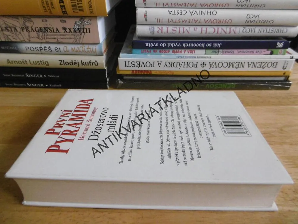 PRVNÍ PYRAMIDA, DŽOSEROVO MLÁDÍ, BERNARD SIMONAY, **an