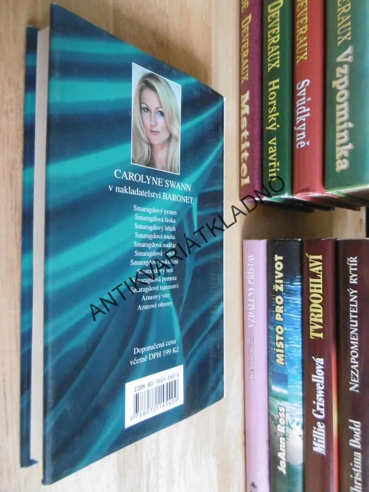 AZUROVÉ OBZORY, CAROLYNE SWANN, **an