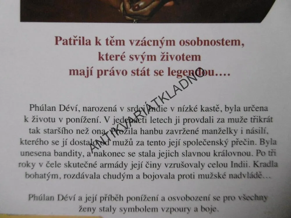 JÁ, PHÚLAN DÉVÍ, KRÁLOVNA BANDITŮ, **an