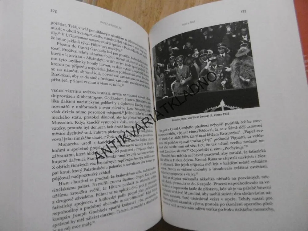 PAPEŽ A MUSSOLINI, DAVID I. KERTZER, **an