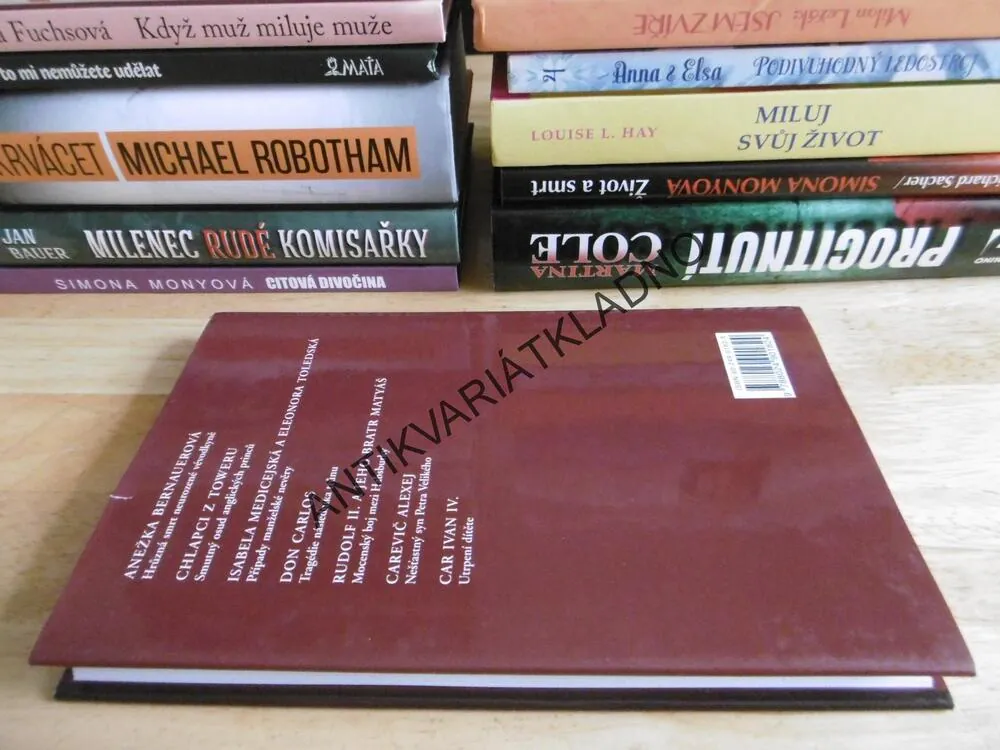 ZLOČINY VE STÁTNÍM ZÁJMU, HELGA THOMA, **an