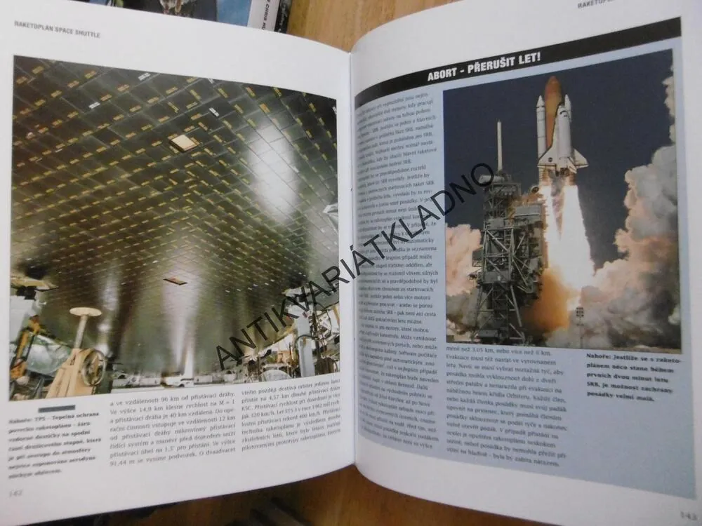 HISTORIE KOSMICKÝCH LODÍ, TIM FURNISS, **an