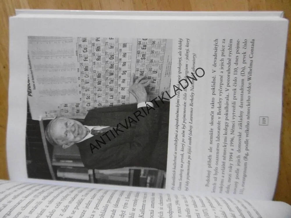 MIZEJÍCÍ LŽÍCE, RŮŽOVÝ SNÍH A JISKŘÍCÍ BONBONY, SAM KEAN, **an