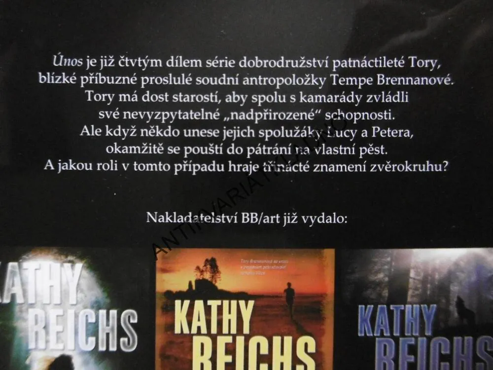 ÚNOS, KATHY REICHS, **an