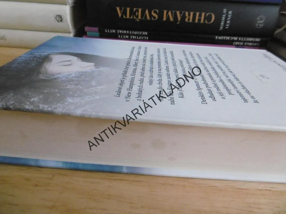 LEDOVÉ OBJETÍ, PAULLINA SIMONSOVÁ, **an