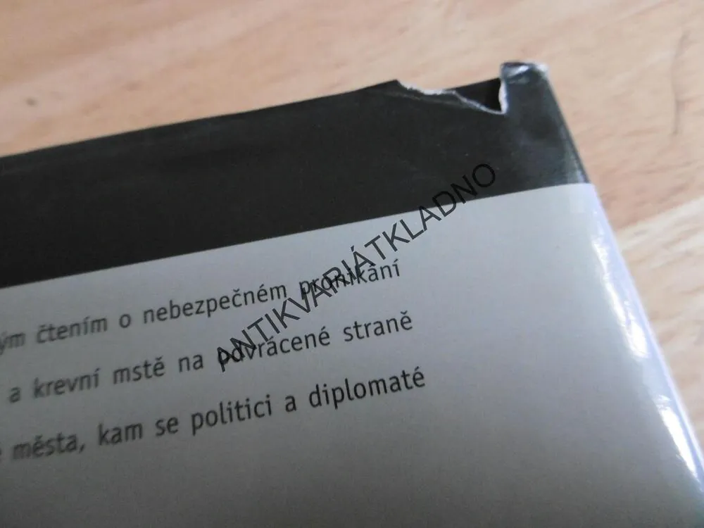 ODVRÁCENÁ TVÁŘ MĚSTA, GEORGE P. PELECANOS, **an