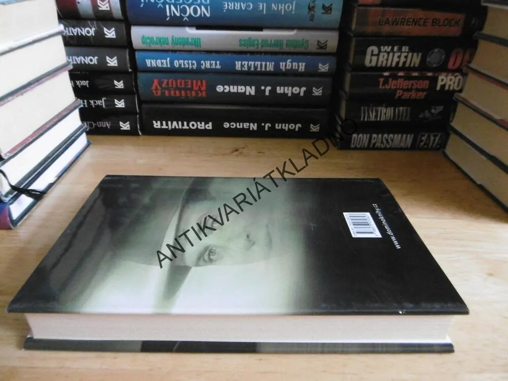 ZATMĚNÍ, JOHN LAWTON, **an