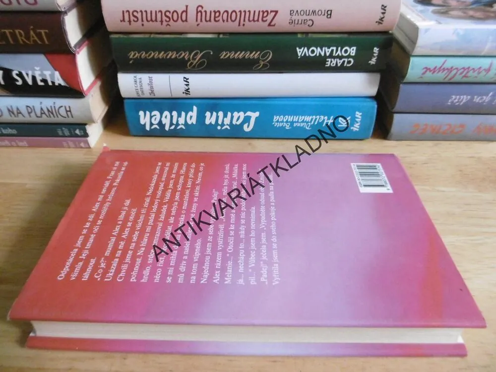 AMANDA SE VDÁVÁ, JENNY COLGANOVÁ, **an