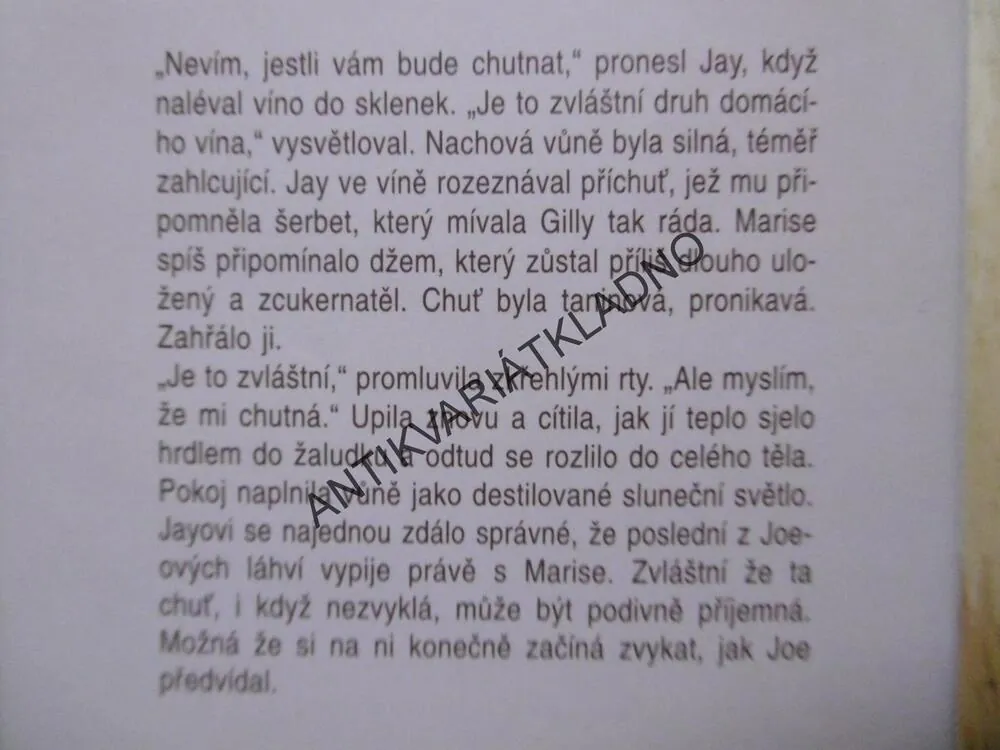 OSTRUŽINOVÉ VÍNO, JOANNE HARRISOVÁ, **an