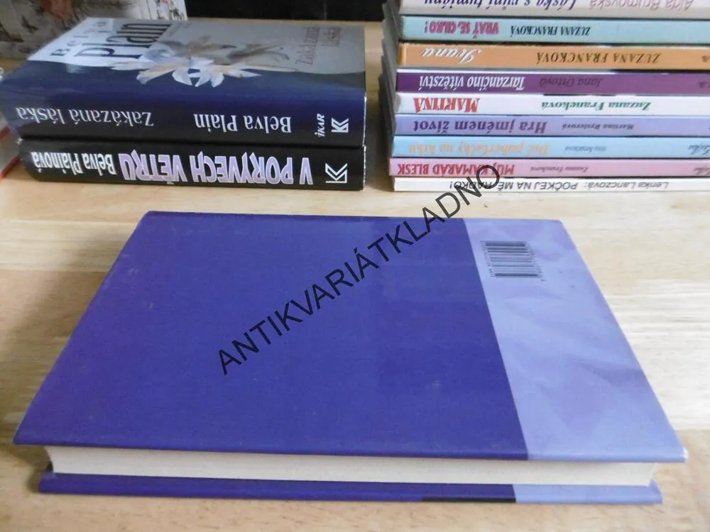 HEDVÁBNÁ POMSTA, VICTORIA HOLTOVÁ, **an