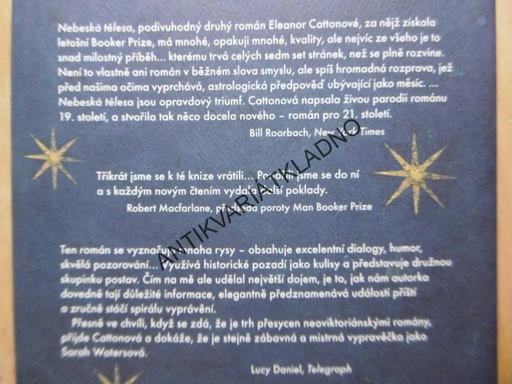 NEBESKÁ TĚLESA, ELEANOR CATTONOVÁ, **an