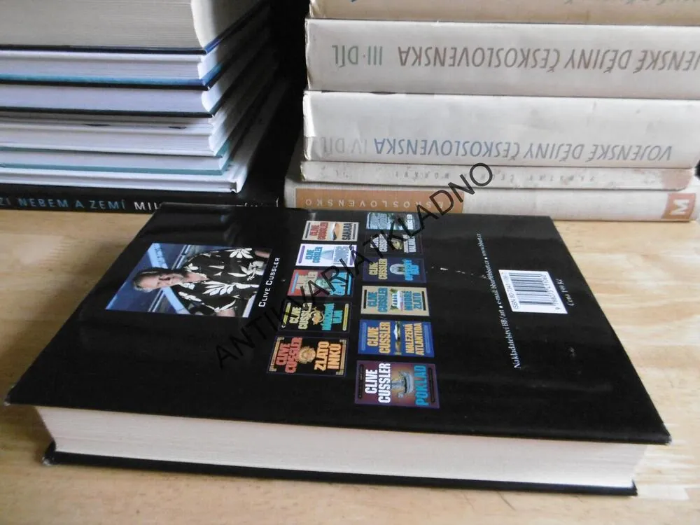 HŘBITOV POD HLADINOU, CLIVE CUSSLER, **an