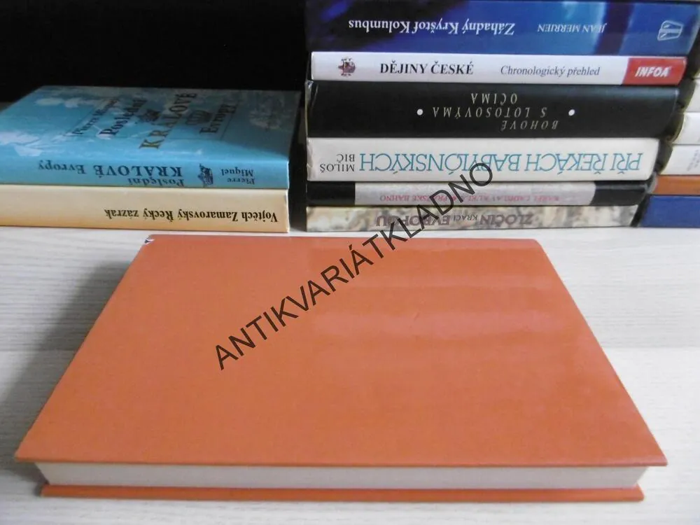 POHŘEBNÍ HRY, MARY RENAULTOVÁ, **an