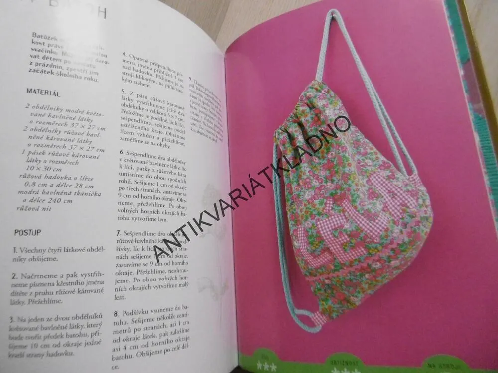 TEXTILNÍ DOPLŇKY, CAROLINE GILBERT, **an