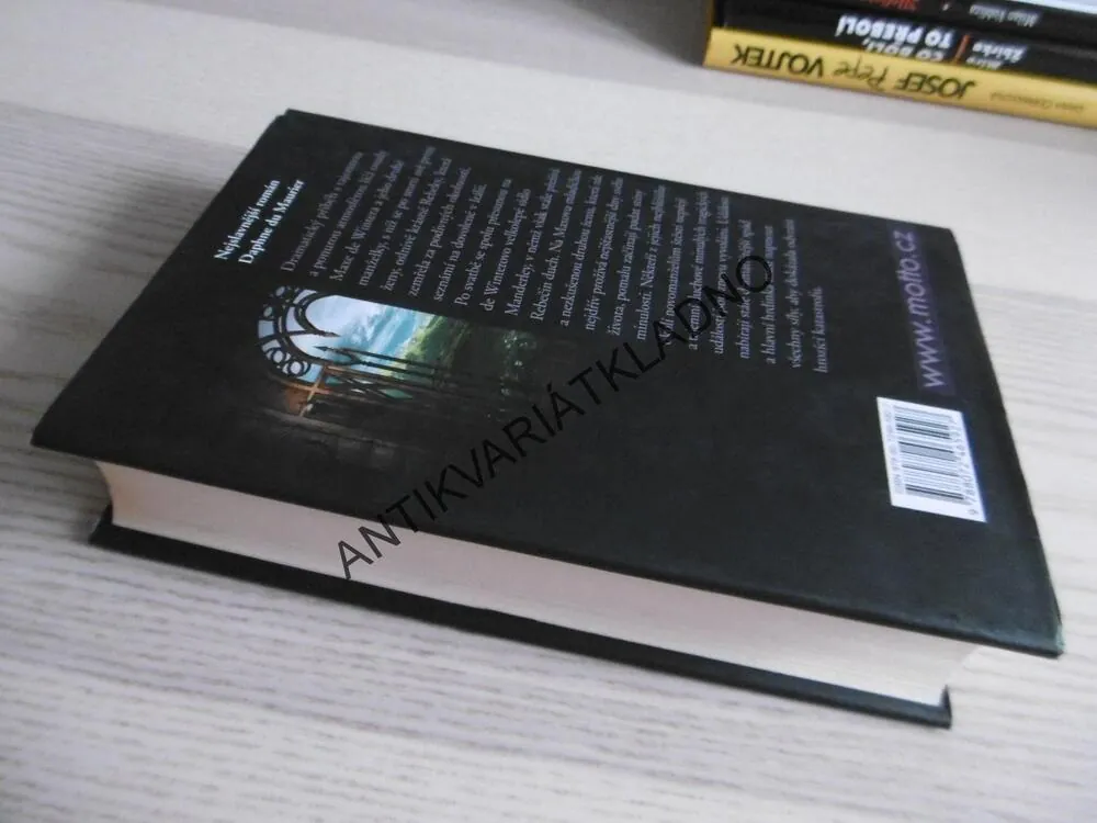 MRTVÁ A ŽIVÁ, DAPHNE DU MAURIER, **an