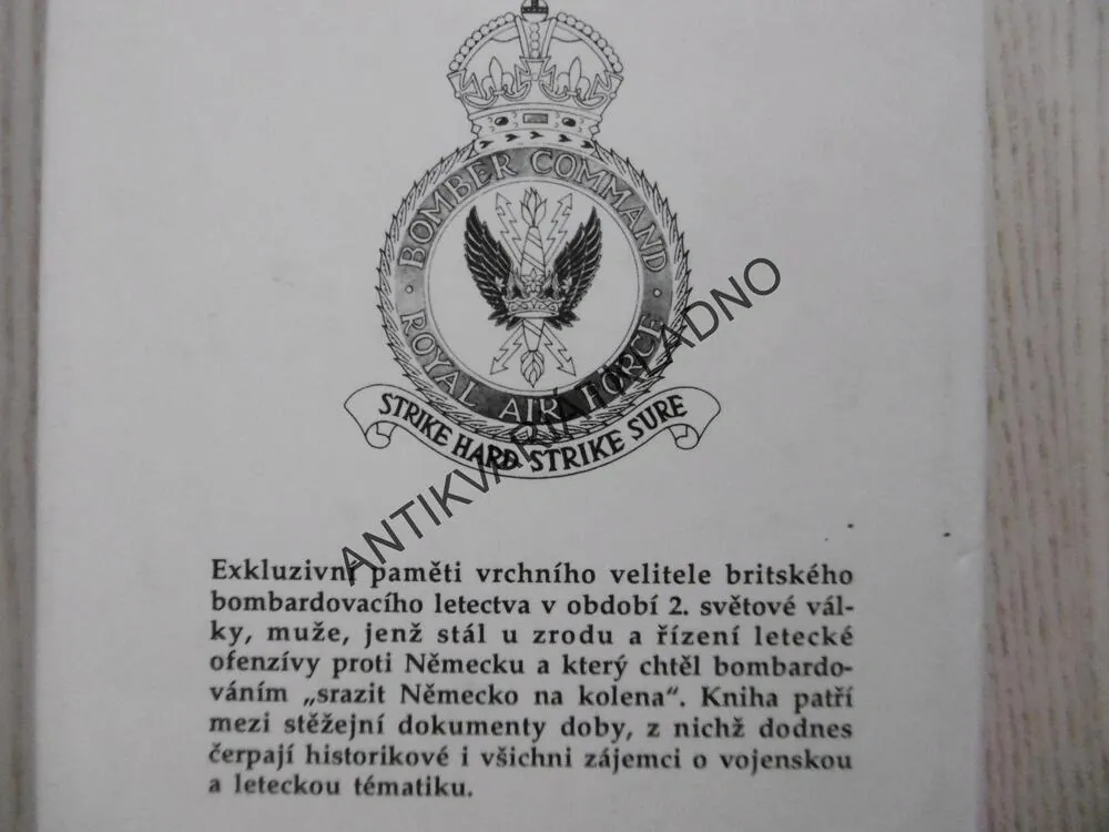 BOMBARDÉRY ÚTOČÍ, SIR ARTHUR HARRIS, MARŠÁL R. A. F., **an