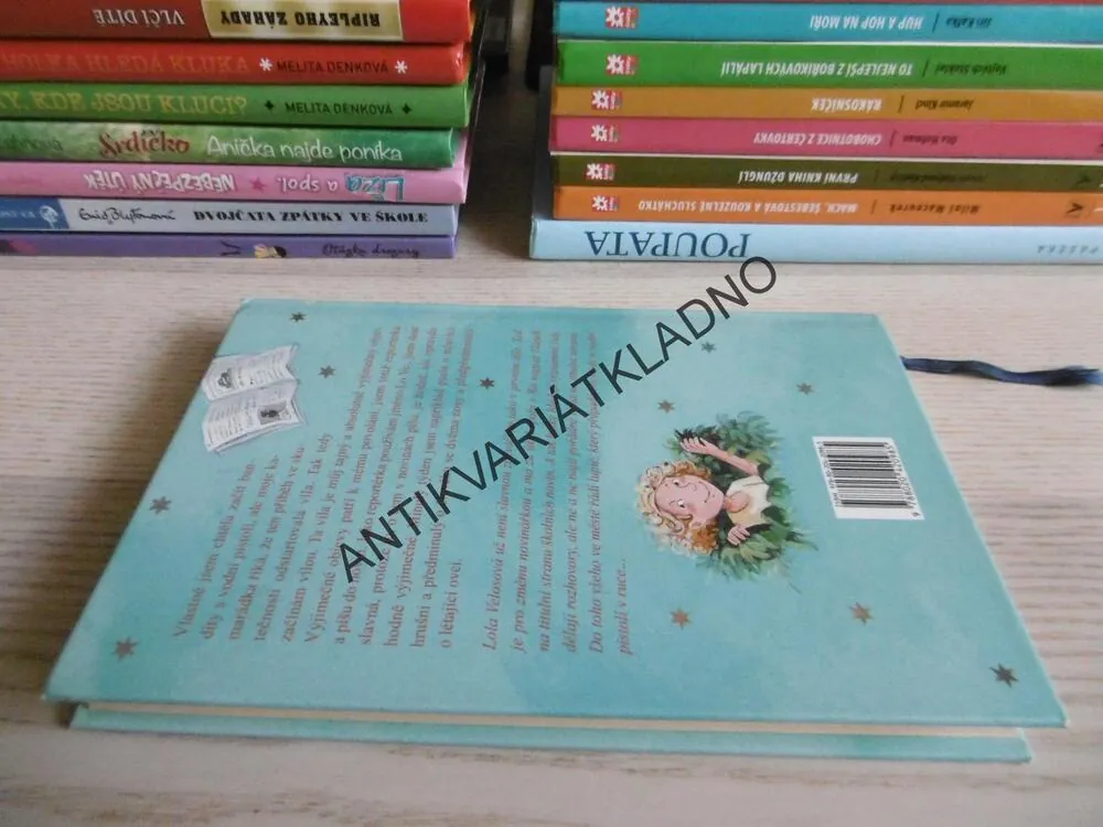 LOLA NOVINÁŘKOU, ISABEL ABEDIOVÁ, **an
