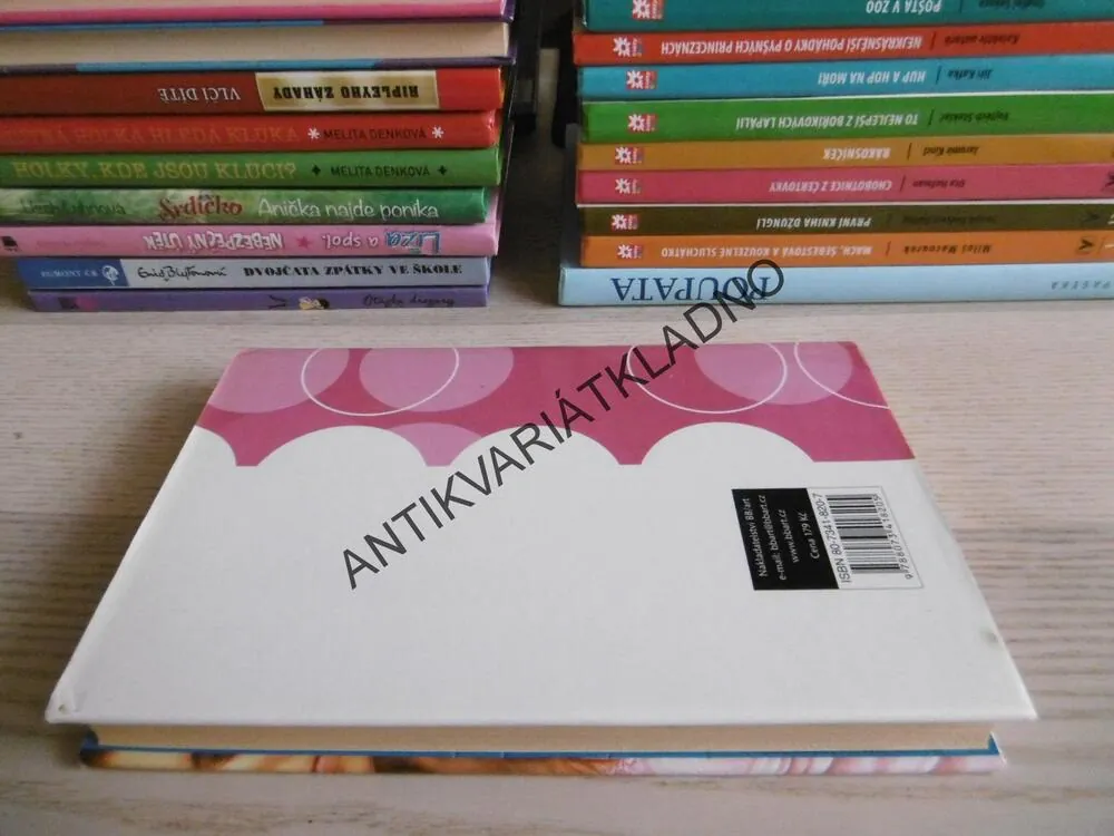 PERNÍKOVÁ PANENKA, RACHEL COHNOVÁ, **an