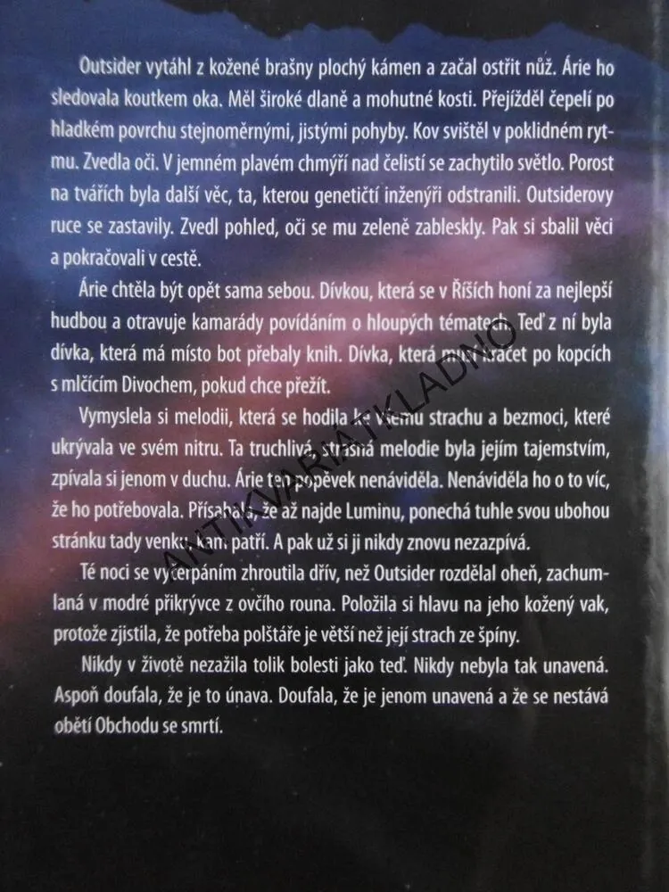 POD NEKONEČNOU OBLOHOU, VERONICA ROSSI, **an