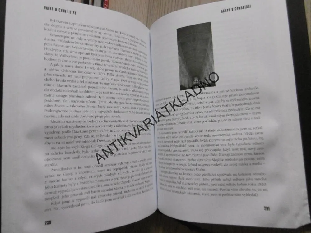 VÁLKA O ČERNÉ DÍRY, LEONARD SUSSKIND, **an