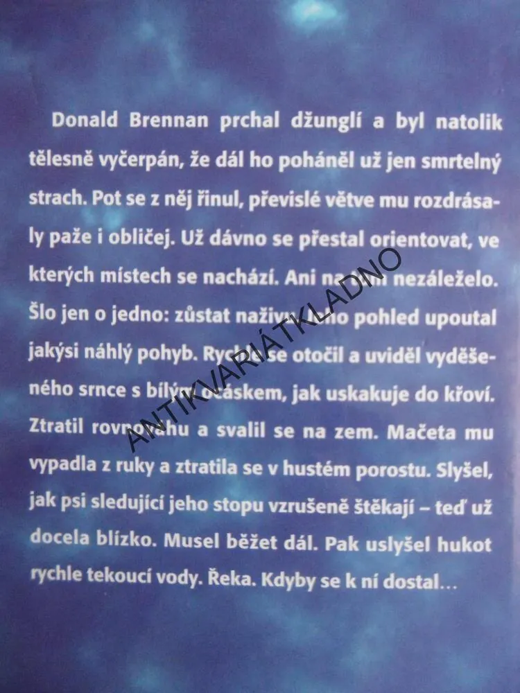 MESÍČNÍ KREV, ALASTAIR MACNEILL, **an