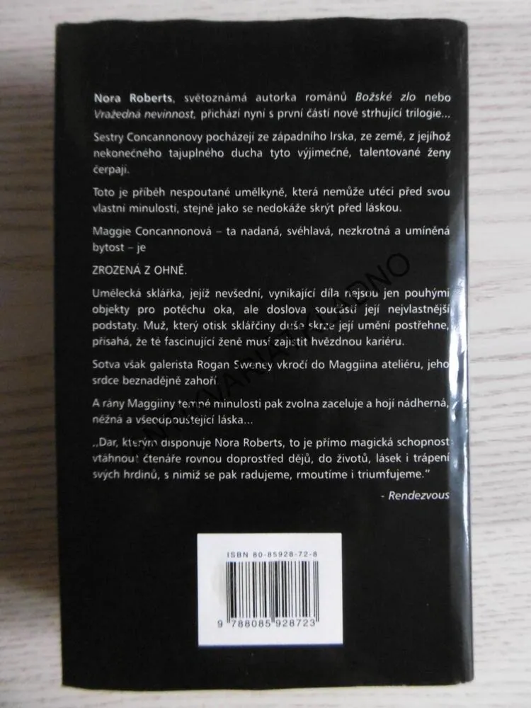 ZROZENÁ Z OHNĚ, NORA ROBERTSOVÁ, **an