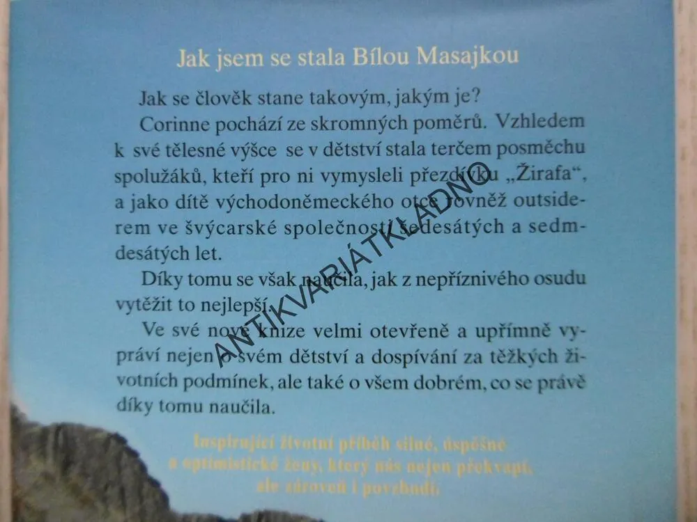 DÍVKA SE ŽIRAFÍM KRKEM, CORINNE HOFMANNOVÁ, **an