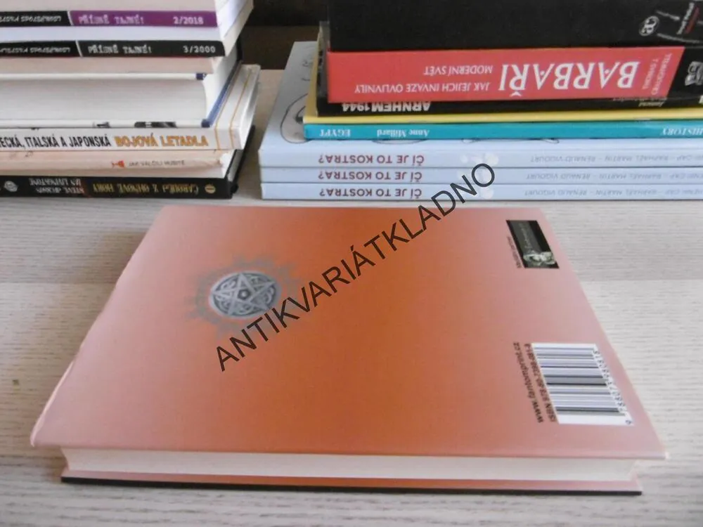MRTVÁ ČARODĚJKA PŘICHÁZÍ, KIM HARRISON, **an