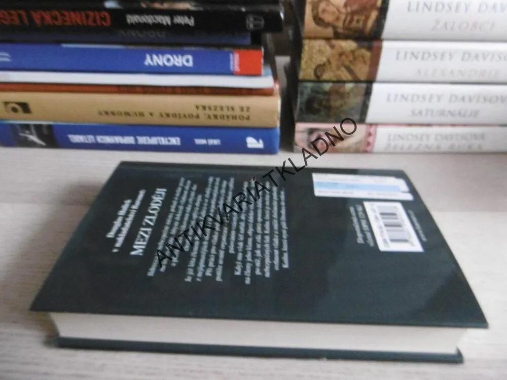 MEZI ZLODĚJI, DOUGLAS HULICK, **an