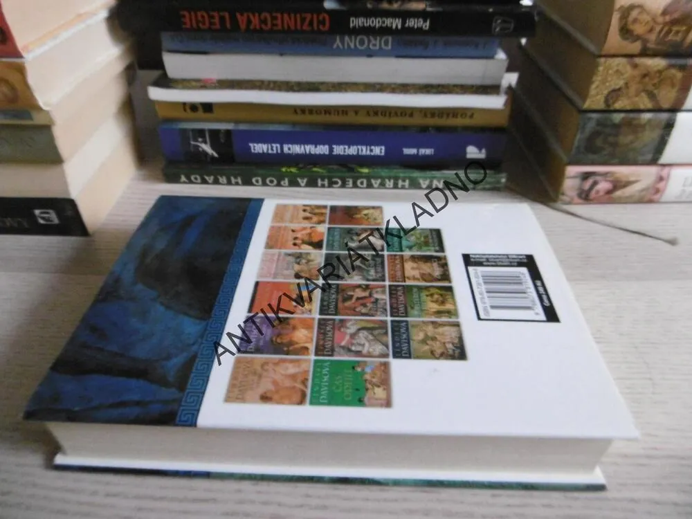 VIDĚT DELFY A ZEMŘÍT, LINDSEY DAVISOVÁ, **an