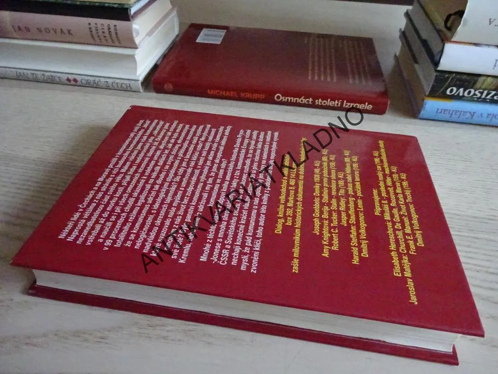 PÁD KOMUNISMU, DAVID PRYCE-JONES, **an