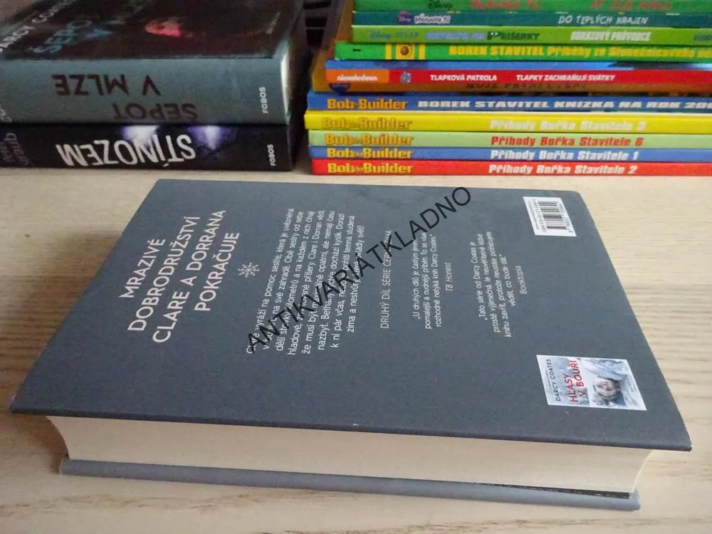 VÝKŘIKY V TEMNOTĚ, DARCY COATES, **an
